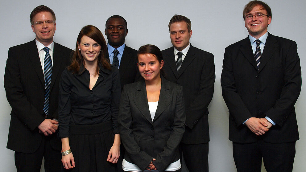Foto (Universität Paderborn, Martin Decking): Jens Ruhose, Julia Fuest, Yanick M. Ke-mayou, Andrea Bruns, Markus Wetzel und Dr. Franz Wesselmann (v. l.) erhielten den För-derpreis der Unternehmergruppe Ostwestfalen e.V.