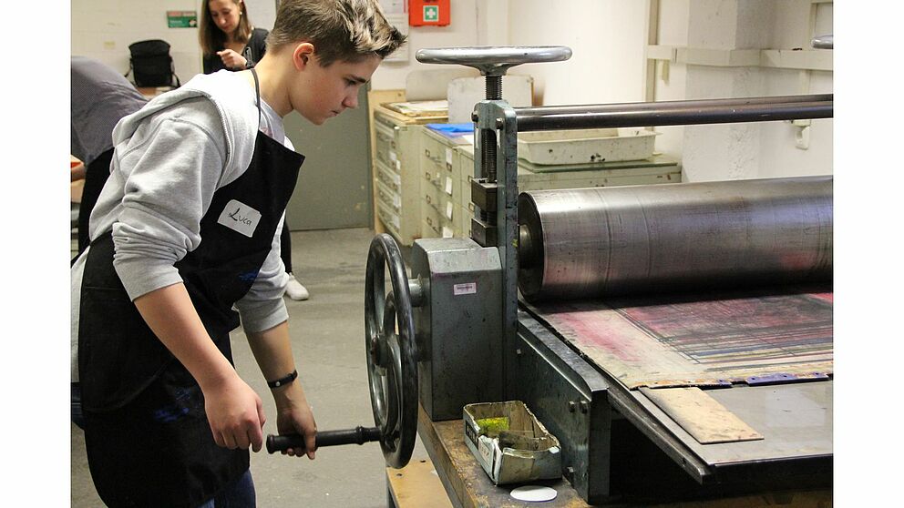 Foto (Universität Paderborn): Arbeiten mit der Druckerpresse zum Boys’Day 2016 an der Universität Paderborn.