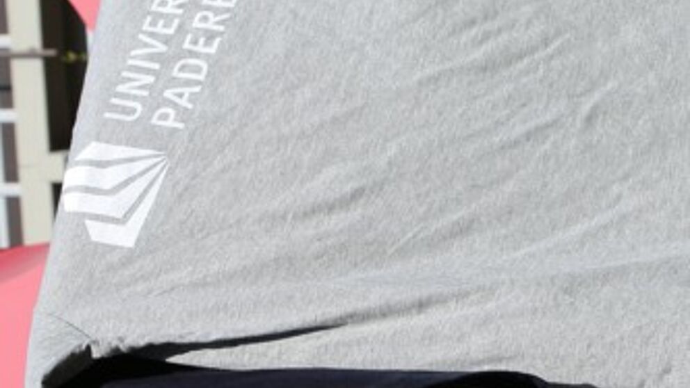 Foto (Universität Paderborn, Vanessa Dreibrodt): Im neuen Uni-Shop gibt es online nun auch u. a. T-Shirts und Taschen.