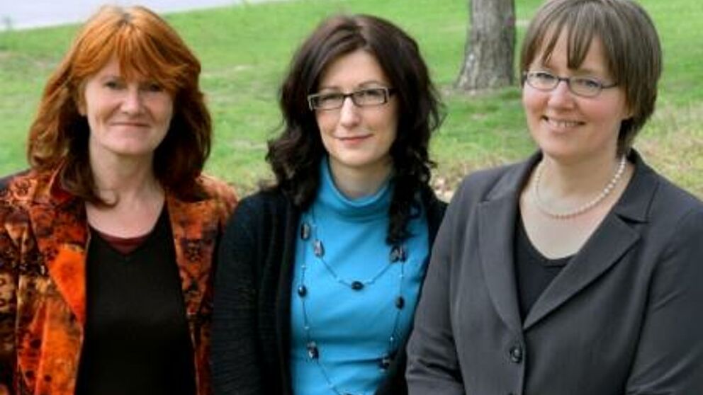Foto (Peer-Mentoring): Die Gleichstellungsbeauftragte der Universität Paderborn, Dipl.-Päd. Irmgard Pilgrim (v.l.), Projektkoordinatorin Dipl.-Päd. Julia Steinhausen und Prof. Dr. Ingrid Scharlau aus dem Lehrstuhl für Kognitionspsychologie bieten das 