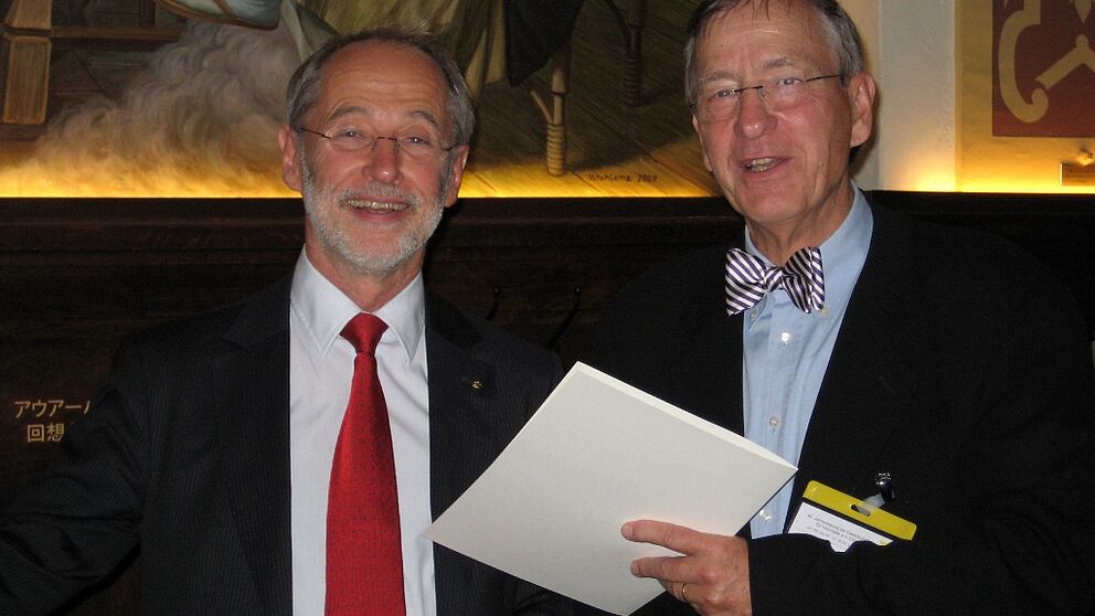 Foto: (Cornelia Winter, Gesellschaft für Informatik) Große Ehre: Prof. Dr. Burkhard Monien (r.) wurde vom Präsidenten der Gesellschaft für Informatik (GI), Prof. Dr. Stefan Jähnichen, für seine herausragenden Verdienste um die Informatik zum Fellow 