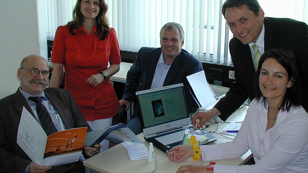 Foto (Tibor Werner Szolnoki): V. li.: Kanzler Jürgen Plato, Diana Riedel, Sachgebietsleiterin Arbeits-, Gesundheits- und Umweltschutz, Norbert Blome, Hochschulberater Techniker Krankenkasse, Carsten Büthe, Zentrum für Sport und gesunde Lebensführung (
