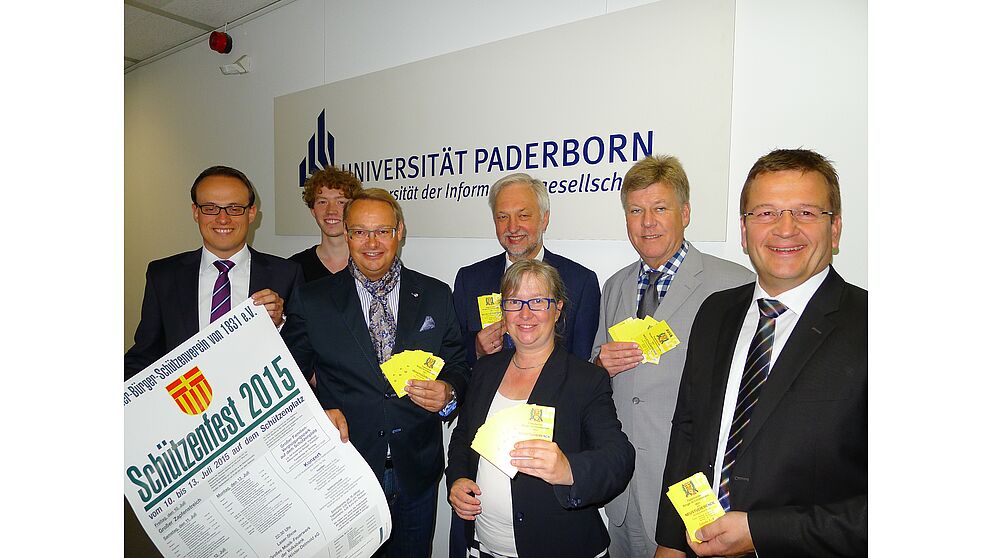 Foto (Universität Paderborn, Tibor Werner Szolnoki): Wollen Neustudierende in Paderborn integrieren (v. li.): Christoph Queren, Maximilian Erdmann, Elmar Kloke, Prof. Dr. Wilhelm Schäfer, Simone Probst, Willy Steffens und Andreas Liedtke.