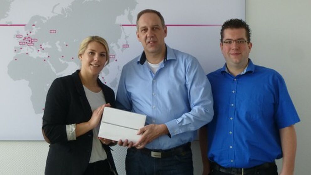 Foto (Universität Paderborn) v. l.: Nicole Stolzenburg (Universität Paderborn, Fakultät für Wirtschaftswissenschaften), Bernd Huxhage (KEB Automation KG) und Florian Rittmeier (Software Innovation Campus Paderborn).