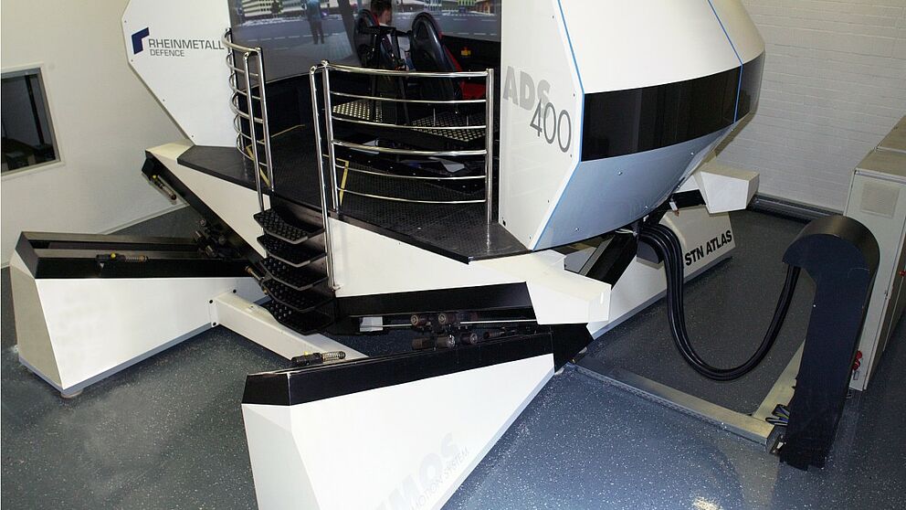 Foto (Universität Paderborn): Ein moderner Fahrsimulator, der von Wissenschaftlern der Universität Paderborn weiterentwickelt wird. Dafür gibt es jetzt Fördergelder vom Wirtschaftsministerium in Düsseldorf.