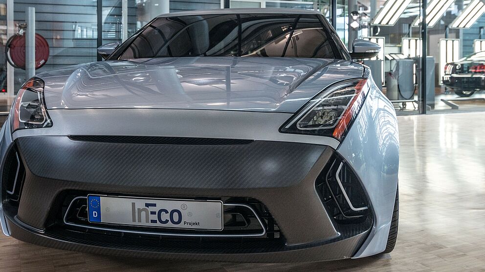 Foto (TU Dresden): Prototyp eines Elektroautos mit Ultraleicht-Karosserie: Dank eines Mix aus Stahl und Kohlefaser wiegt das komplette fahrbereite Demonstrationsmodell weniger als 900 Kilogramm.