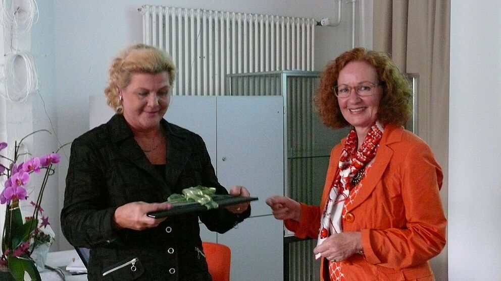 Foto (Universität Paderborn, Nina Hinrichs): Übergabe eines digitalen Bildungsportals für das neue Welterbe Corvey an Dr. Claudia Konrad (Museumsleiterin Kulturkreis Höxter-Corvey) durch Prof. Dr. Jutta Ströter-Bender (Fach Kunst).