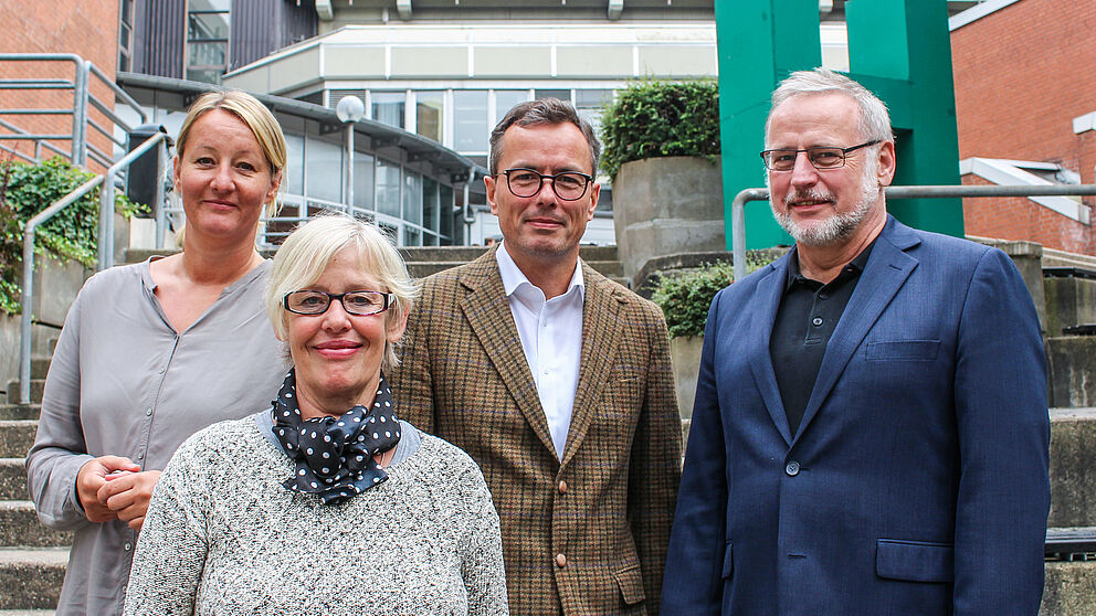 Foto (Universität Paderborn, Johannes Pauly): Auf die Teilnehmer der Zusatzqualifizierung freuen sich (v. l.): Prof. Dr. Constanze Niederhaus, Bereich DaZ/DaF und Mehrsprachigkeit, Ulla Jung, Dozentin im Weiterbildungsstudium, Prof. Dr. Bardo Herzig, Dir