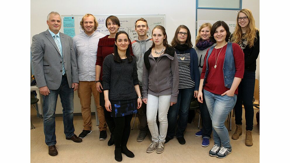 Foto (Universität Paderborn, Heiko Appelbaum): Ziehen eine positive Zwischenbilanz (v. l.): Hans-Norbert Blome, Dennis Fergland, Claudia Decker und einige der Teilnehmer.