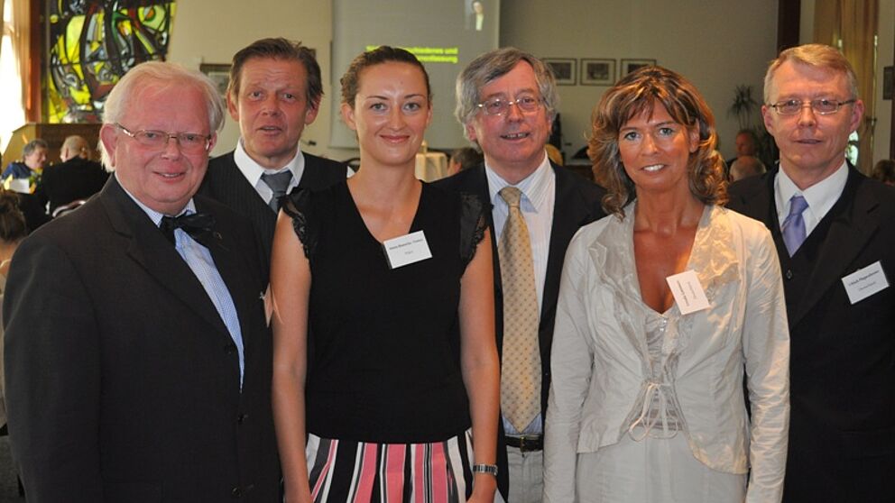 Foto (Mark Heinemann): Von links: Der IIEB-Vorstand um Thomas Herold, Heinrich Striewe, Aneta Rawecka-Tomys, dem neuen Präsidenten Fons Tuyaerts, Ursula Lammers und Ulrich Piepenbreier gedachte Prof. Dr. Waltraut Schölers.