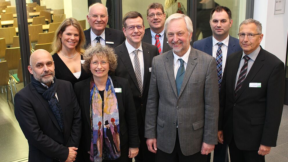 Organisatoren und Referenten freuen sich über den gelungenen Abend zum Thema "Digitaler Wandel": (v. l.) Martin Lüttke, Hanna Rammig, Heike Käferle, Wolfgang Weigel, Dr. Andreas Siebe, Dr. Hans-Joachim Herbermann, Prof. Dr. Wilhelm Schäfer, Christoph 