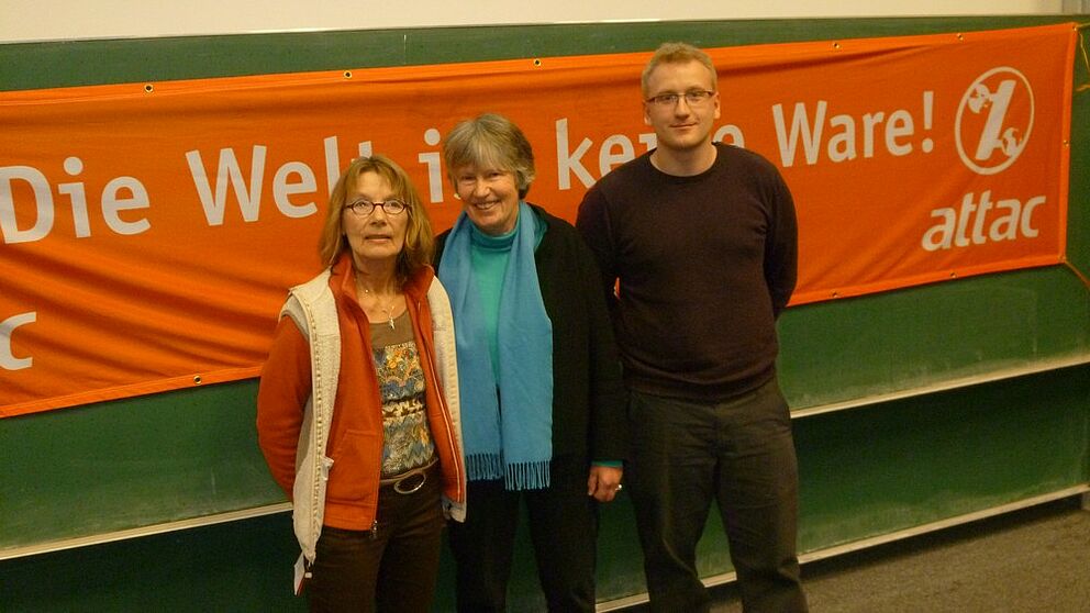 Foto (attac): Bärbel Wichmann (li.), Henry Wolf (re.), beide attac, und ihr Gast Angelika Zahrnt.