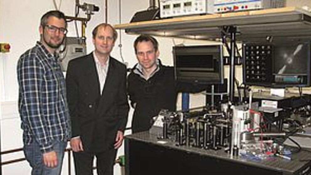 Foto (Department Physik, Universität Paderborn): „Mess-Action“ im Optiklabor (v. l.): Alexander Finke, Privatdozent Dr. Alexander Pawlis und Dr. Marcel Ruth.