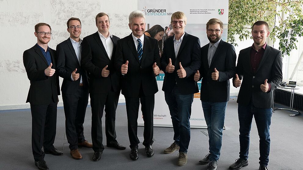 Foto (TecUP): (v. l.) Philipp Bednarek, Christoph Bach und Marcel Hartmann von Intab Pro, Prof. Dr. Andreas Pinkwart, Dr. Sebastian Vogt von TecUP sowie Merlin Roth und Philipp Kochan von Akubu.