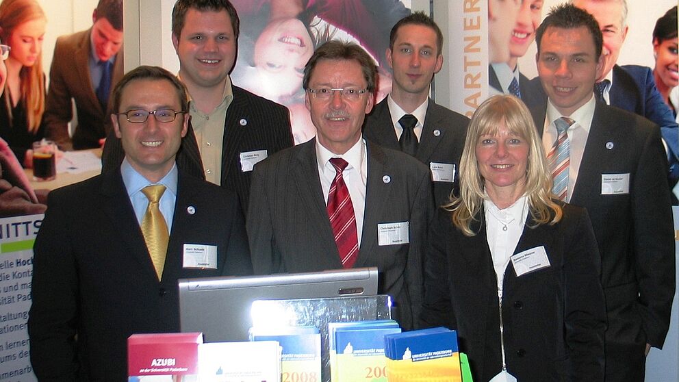 Foto (Martin Decking): Die Vertreter der Universität Paderborn auf der MEiM in Bielefeld (v. li.): Marc Schüle, Christian Berg, Christoph Schön (Stabsstelle Hochschulnetzwerk und Fundraising), Lars Nuhr (Transferstelle Uniconsult), Ramona Wiesner (Refe