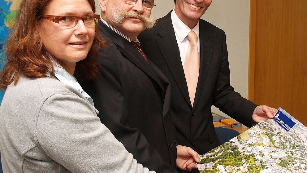 Foto (Universität Paderborn, Martin Decking): Die Luftbildaufnahme vom 29. Juni 2011 ist schon nicht mehr ganz aktuell. Präsident Prof. Dr. Nikolaus Risch (rechts), Kanzler Jürgen Plato und die Vizepräsidentin für Lehre, Studium und Qualitätsmanagem