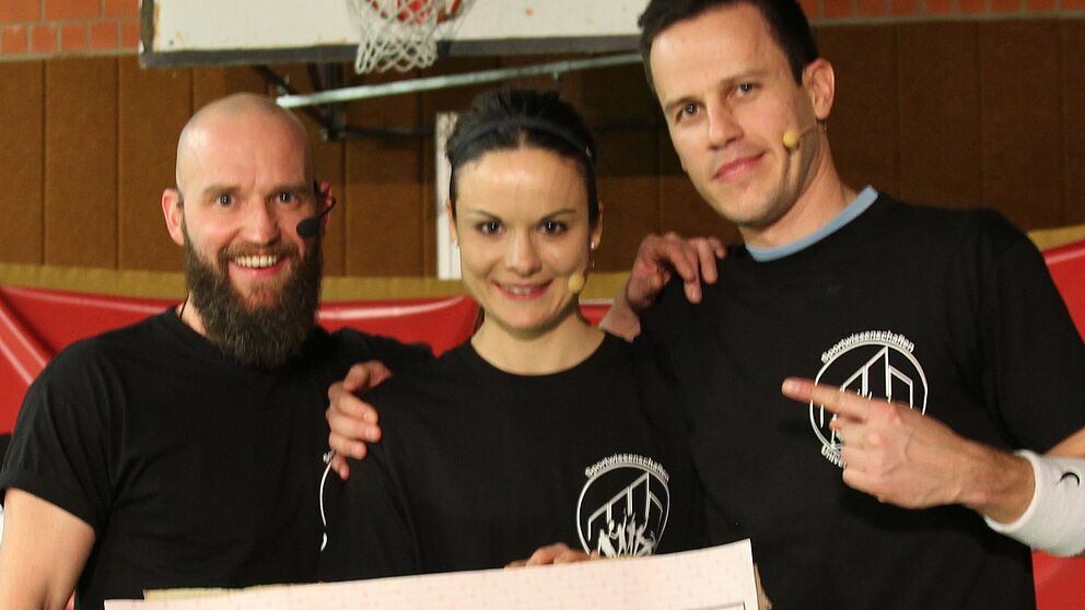 Foto (Universität Paderborn, Björn Heerdegen): Die strahlenden Gewinner von „Schlagt die Dozenten“ (v. l.): Björn Schmitz, Carolin Köster und Dr. Daniel Krause.