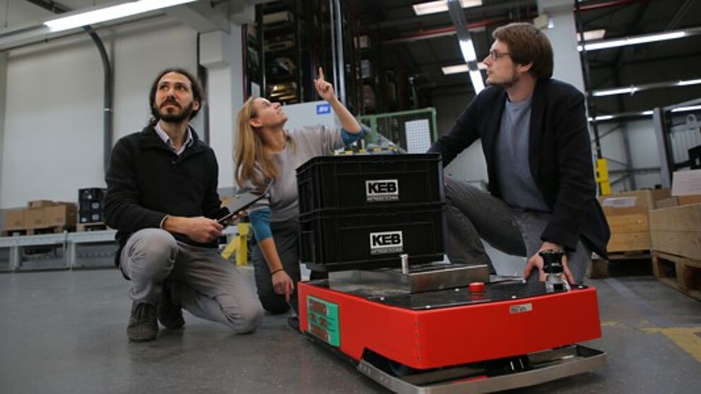 Die Navigation des Transportsystems erfolgt über die Deckenbeleuchtung. Foto: Fraunhofer IEM