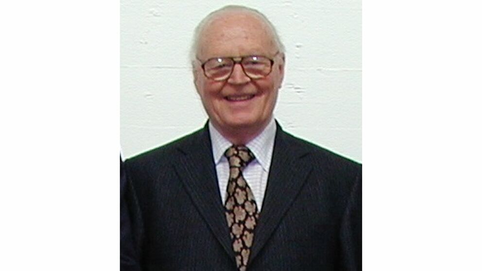 Foto (Kristina von Twistern): Prof. Dr. jur. Walter Seidensticker wurde im Jahr 2002 auf Vorschlag der Fakultät für Wirtschaftswissenschaften die Bezeichnung Honorarprofessor an der Universität Paderborn verliehen.