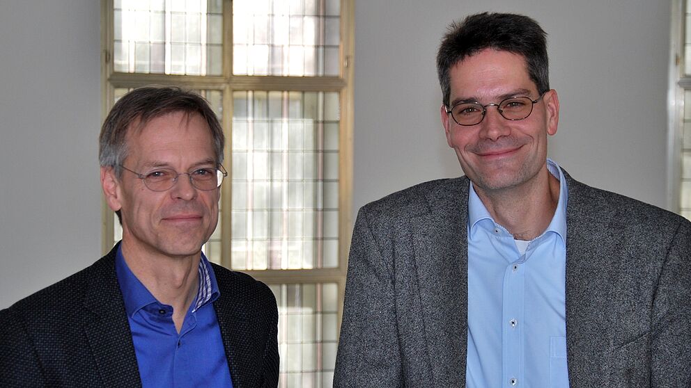 Foto (ThF-Pb): Papst Franziskus will uns wachrütteln: Professor Dr. Günter Wilhelms (li.) und Professor Dr. René Fahr verantworten die Kooperation Wirtschaftsethik zwischen der Theologischen Fakultät Paderborn und der Universität Paderborn.