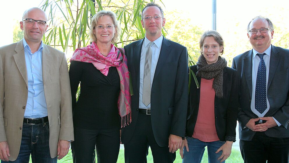 Foto (Universität Paderborn, Nina Reckendorf): Die Organisatoren Dr. Gerrit Schnabel (Unfallkasse NRW), Susanne Leweling (Comeniusschule), Prof. Dr. Dr. Claus Reinsberger (Uni Paderborn), Jun. Prof. Dr. Miriam Kehne (Uni Paderborn) und Frank Spannuth (Be