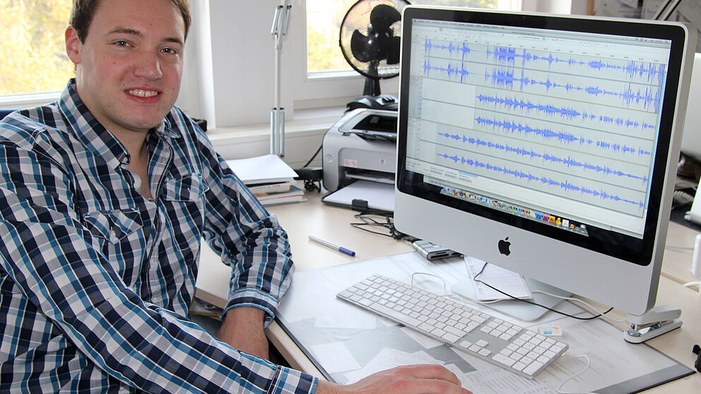 Foto (Moritz Schäfer): Nach Planung und Aufnahme der letzt Schritt: Stefan Gehle stellt seine Podcastreihe über Heinrich von Kleist fertig. Sie steht ab November online.