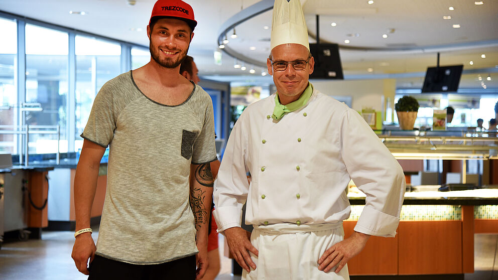 Foto (Studierendenwerk Paderborn): V. l. Christian Strohdiek, Fußballprofi des SC Paderborn, und Attila Braun, Mensa-Betriebsleiter des Studierendenwerks Paderborn, freuen sich auf die gemeinsame Aktion in der Mensa Academica.