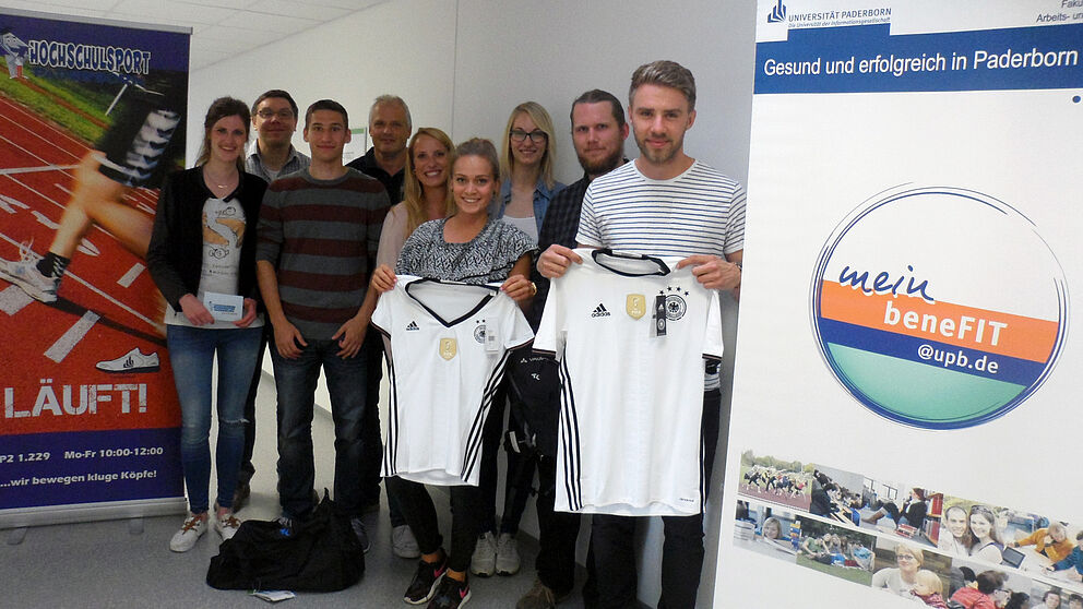Foto (Universität Paderborn, Melissa Naase): Preisträger und Organisatoren (v. l.): Fabiola Schnier, Uli Kussin (Leiter Hochschulsport), Julian Sommermann, Norbert Blome (TK), Elena Schott, Viktoria Schneider, Isabelle Vohl, Roman Patzer-Meyer und Domin