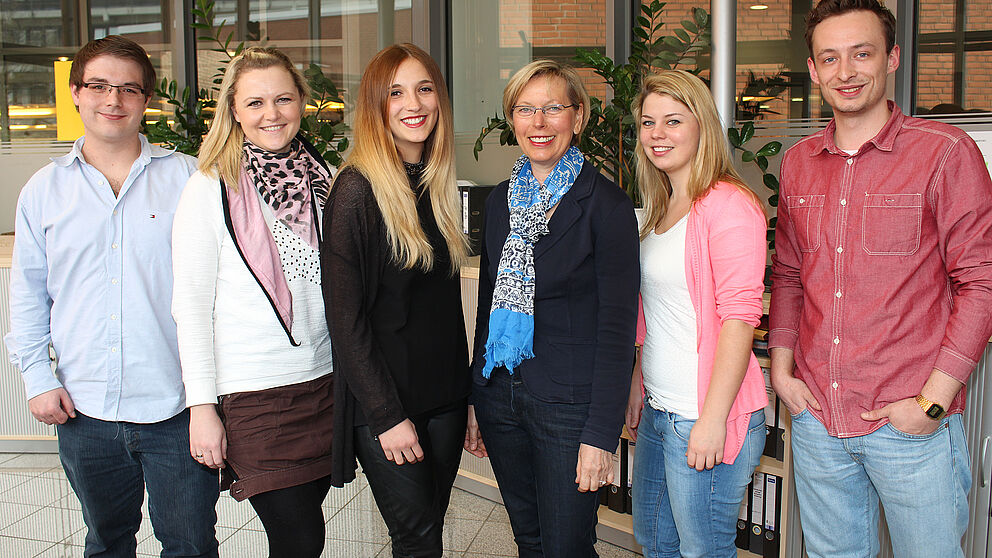 Foto (Universität Paderborn, Frauke Döll): Das Team des Service Centers feiert Jubiläum (v. l.): Daniel Langguth, Kristina Kirsch, Johanna Hillebrand, Karin Bussemas, Assimina Hansmeier, Jan Glüpker.