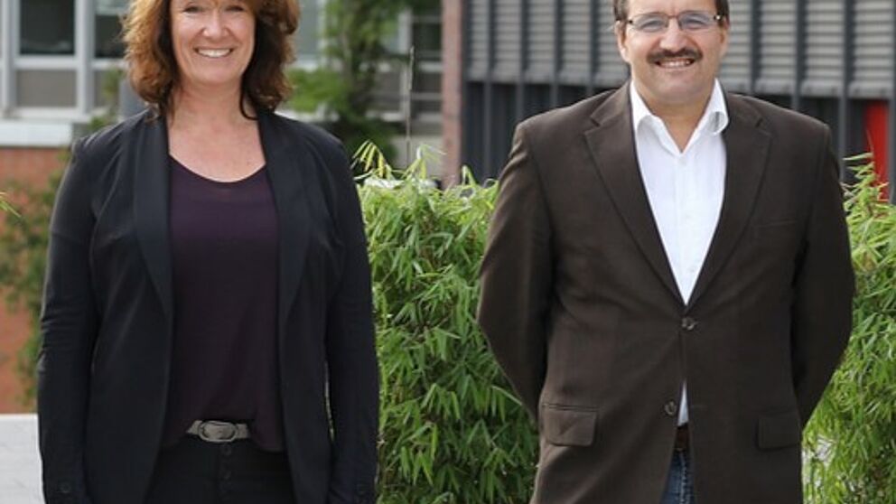 Foto (Universität Paderborn, Adelheid Rutenburges): Freuen sich über die Stipendienvergabe: Dekanin der Fakultät für Wirtschaftswissenschaften Prof. Dr. Caren Sureth-Sloane und Studiendekan Prof. Dr. H.-Hugo Kremer.