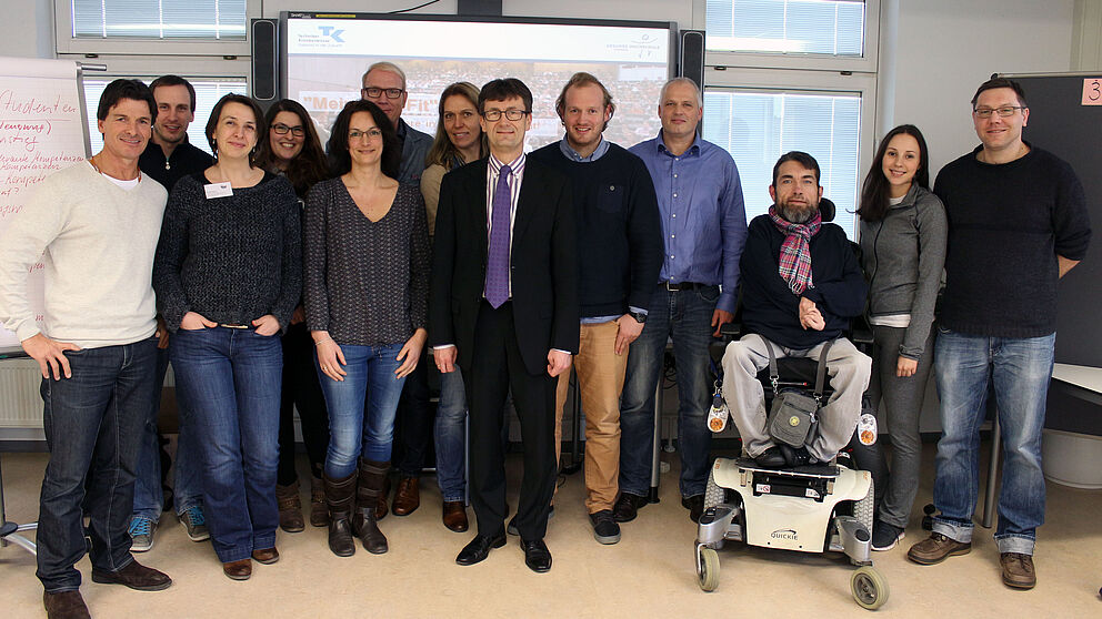 Foto (Universität Paderborn, Heiko Appelbaum): Markus Hornig (links) und Dennis Fergland (5. v. r.) freuten sich über das große Interesse der Projektpartner während der Gesundheitswerkstatt an der Uni Paderborn.