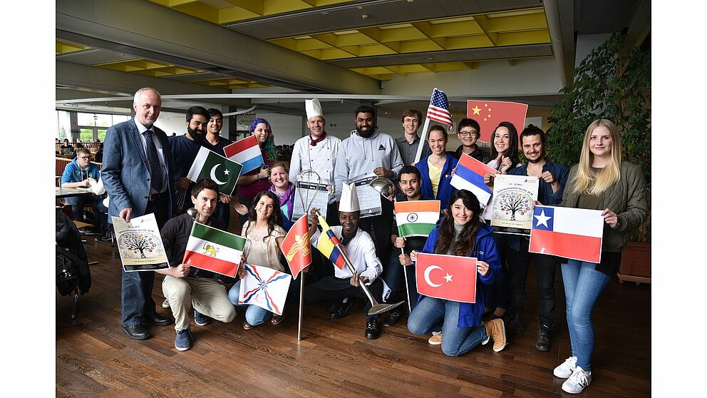 Foto (Studierendenwerk Paderborn): Erhard Wolf – Leiter der Hochschulgastronomie Studierendenwerk, hintere Reihe: Maaz Ur Rahman und Sarmad Javaid – Pakistan, Martine Schumacher - Luxemburg, Atilla Braun – Küchenchef Mensa Academica, Azharuddin Kaz