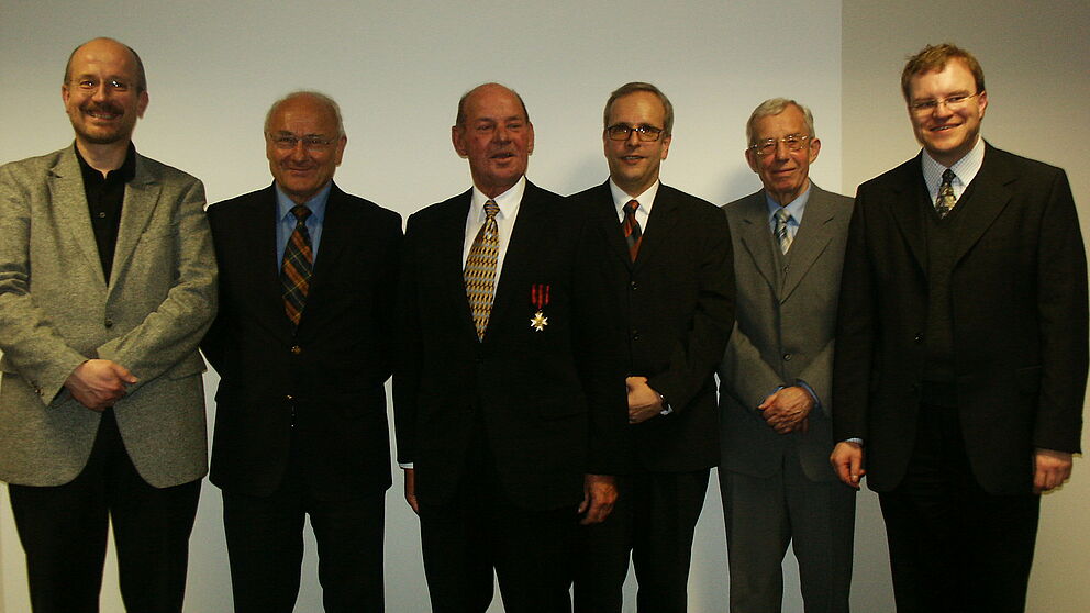 Foto: Der Vorstand des Albertus-Magnus-Vereins mit seinem langjährigen Vorsitzenden Prof. Dr. Werner Herold (3.v.l.) und den anderen Vorstandsmitgliedern (v.r.): Domvikar Rektor Hans Jürgen Rade, Vors. Richter a, Landgericht a.D. Dr. Alfons Witting, Pro