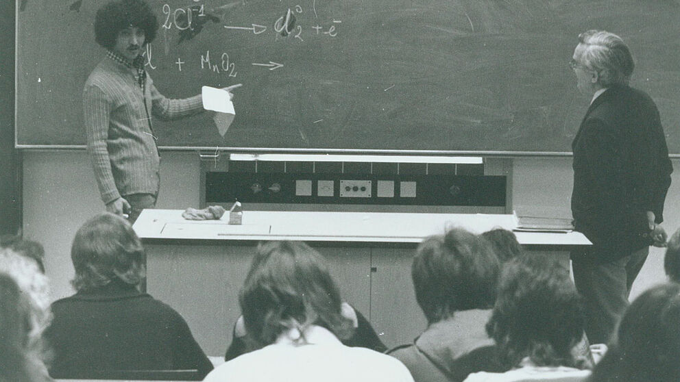 Foto (Universitätsarchiv Paderborn): Studierende in einer Vorlesung an der damaligen Gesamthochschule Paderborn im Jahr 1975.