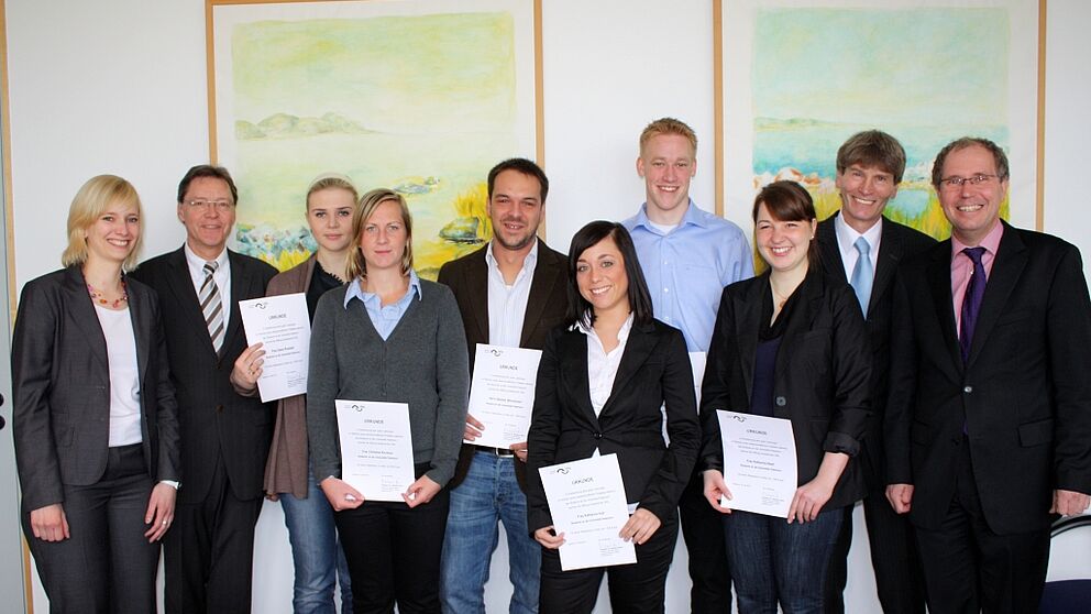 Foto (Universität Paderborn, Frauke Döll): Sie freuen sich über die Vergabe der Stipendien des Kreistags Paderborn (v.l.): Julia Buschmann (Stiftung Studienfonds OWL), Christoph Schön (Stabsstelle Hochschulnetzwerk & Fundraising), Diana Rudolph, Chris