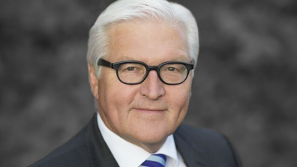 Foto (Thomas Köhler): Dr. Frank-Walter Steinmeier, Bundesminister des Auswärtigen, erhält die Ehrendoktorwürde der Fakultät für Kulturwissenschaften der Universität Paderborn.