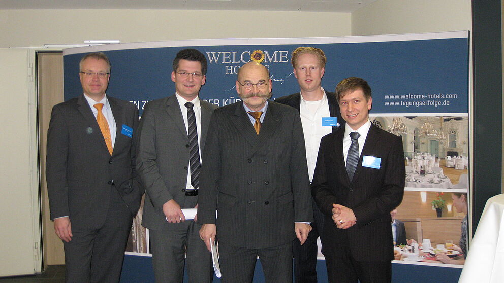 Foto (Universität Paderborn): v. re.: Dimitri Völk (InnoMos GmbH), Steffen Terberl (Transferstelle Uniconsult), Jürgen Plato (Universität Paderborn), Sebastian Hanny (TU Dortmund) und Michael Lübbehusen (eCAPITAL AG).