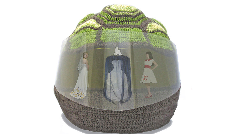 Abbildung: „Welche Last hängt an ihrer Schleppe“, Mona Finke 2012; „Eisberg“, Anika Bruns 2012; Kleid der Kollektion „Oh darling“, Daniela Bergschneider 2011; „Schildkrötenhelm“ der Kollektion „Kopfschutz – Kopfschmuck“, Valentina 