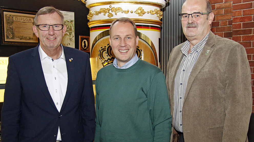 Foto: Manfred Nieder, Verkaufsdirektor der Warsteiner Brauerei, Dr. Peter Becker, Universität Paderborn, und Thomas Jägermann, erster Vorsitzender Stadtverband der Schützenvereine von Hamm.