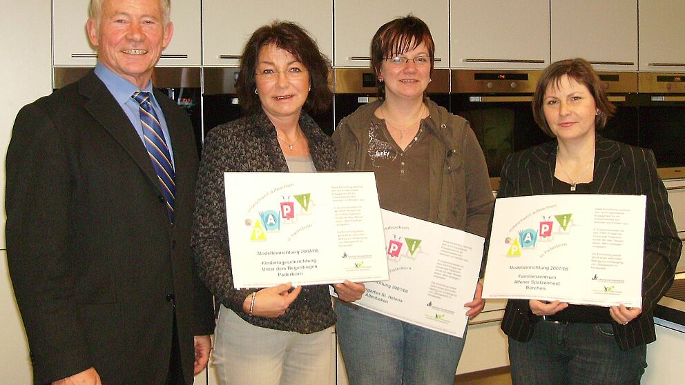 Foto (Universität Paderborn): v. li.: Projektleiter Prof. Dr. Wolf-Dietrich Brettschneider, Ulrike Westphalen (KiTa Unter dem Regenbogen in Paderborn), Siegrid Baedke (KiTa St. Helena Altenbeken), Marita Hoffmann (Spatzennest in Alfen). Einige KiTa-Leite