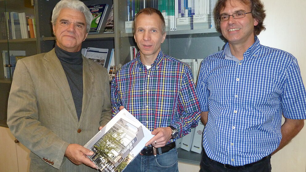 Foto (Department Physik): Von links: der in den Ruhestand gehende Prof. Dr. Klaus Lischka, der Neuberufene Prof. Dr. Dirk Reuter und Dekan Prof. Dr. Torsten Meier in den Räumen des Departments Physik.