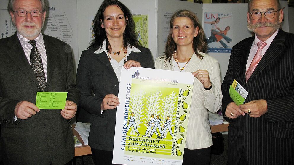 Foto (Christiane Bernert): Eröffneten die 4. Uni-Gesundheitstage auf dem Campus der Universität Paderborn (v.li.): stellvertretender Bürgermeister Josef Hackfort, Sandra Bischof, Leiterin des Arbeitskreises Gesunde Hochschule, Diana Riedel, Sachgebiet 