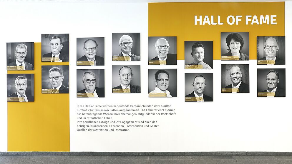Foto (Universität Paderborn, Adelheid Rutenburges): Die 16 Porträts der Eröffnungsreihe der Hall of Fame der Fakultät für Wirtschaftswissenschaften.
