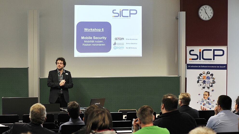 Foto (Universität Paderborn): Dr. Simon Oberthür vom s-lab der Universität Paderborn.