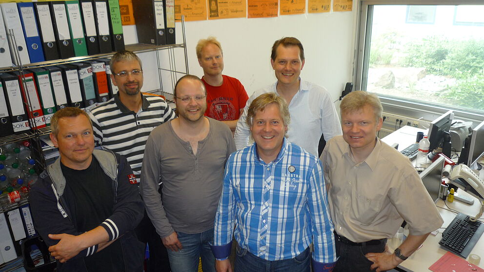 Foto (Uni Paderborn, Alexandra Dickhoff):  Alumni des Studiengangs WING besuchten die Uni: 1996 hatten Detlev Terstiege (2. v. r.) und seine Kommilitonen an der damaligen Universität Gesamthochschule Paderborn ihr Wirtschaftsingenieurstudium beendet. Sei