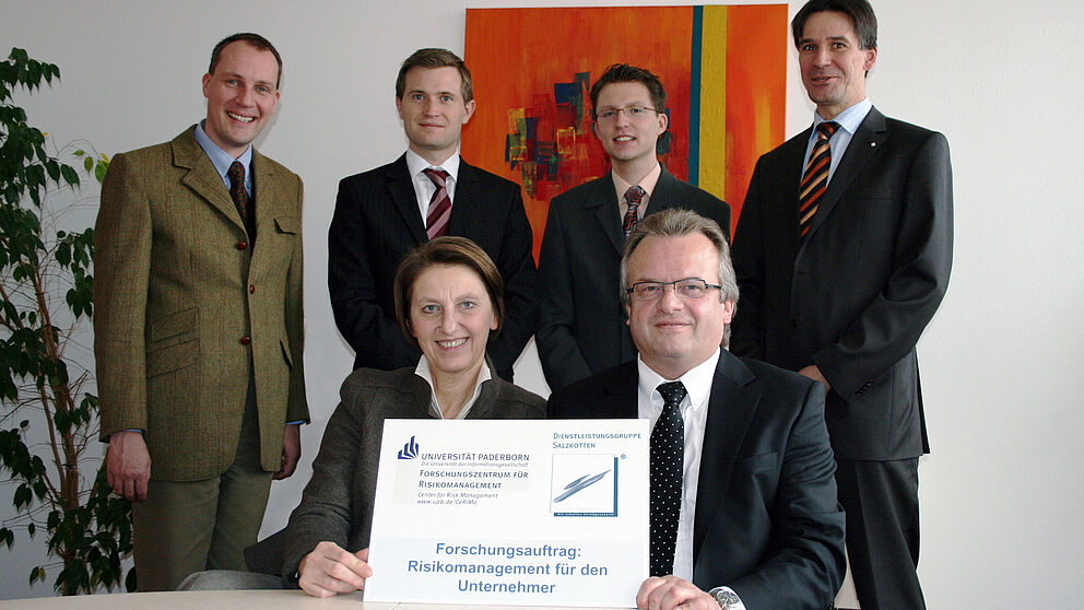 Foto (Daniela Meschede): Kooperation Risikomanagement für den Unternehmer gestartet: (stehend v. l.) Peter-Karl Becker, Christian Brünger, Christian Brockschnieder (alle CeRiMa) und Dr. Uwe Baer (DGS), (sitzend v. l.) Prof. Dr. Bettina Schiller (Leiteri