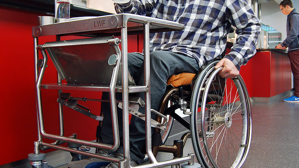 Foto: Der Tablettwagen erleichtert Menschen mit Beeinträchtigung den Besuch der Mensen des Studierendenwerks Paderborn.