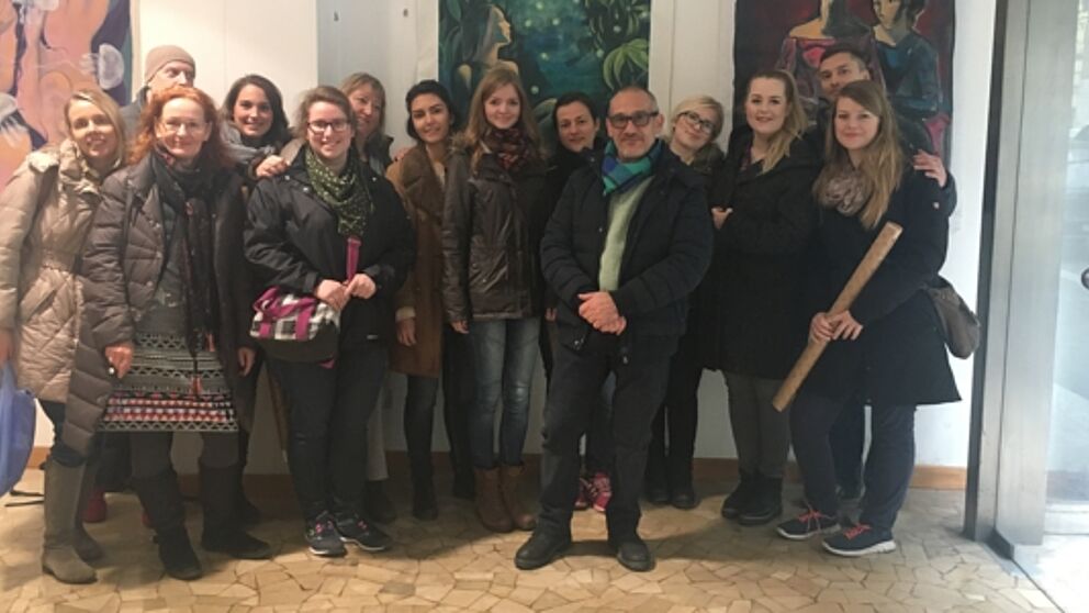 Foto (M. Roscher): Atelierbesuch der Paderborner Exkursionsgruppe bei Paolo Bigelli.