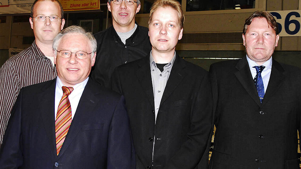Foto (v. li.): Jochen Baumeister (Sportmedizin), Udo Fölling (Präsident Paderborn Baskets), Christoph Schlösser (Paderborn Baskets), Dr.-Ing. Ulf Witkowski (FG Schaltungstechnik) und Prof. Dr. Michael Dellnitz (Angewandte Mathematik)