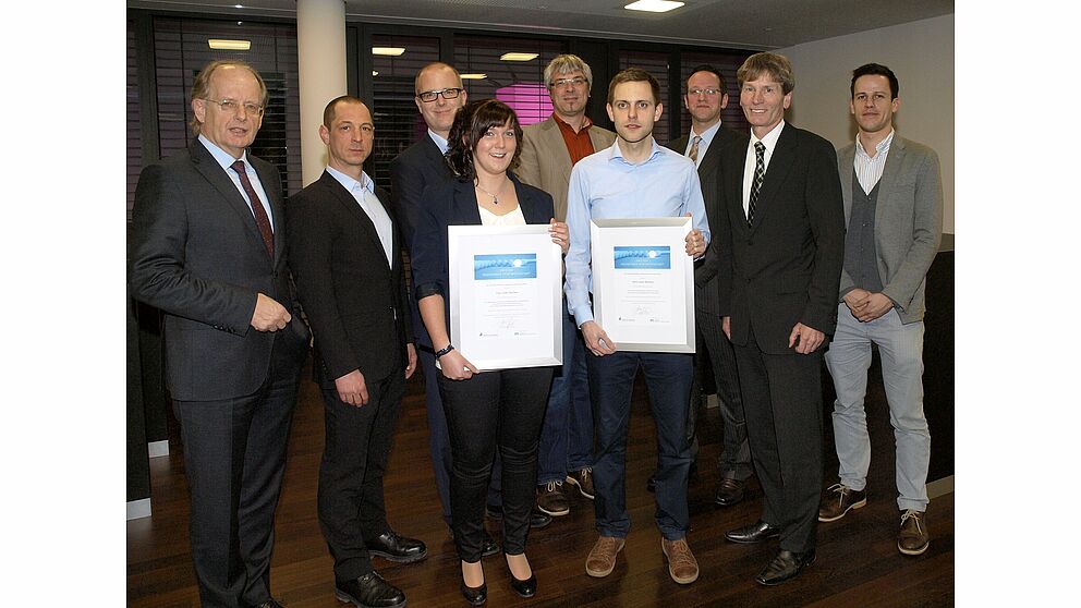 Foto (Volksbank): Feierliche Preisübergabe: von links: Dr. Friedrich Keine, Vorstand der Volksbank Paderborn-Höxter-Detmold, Dr. Lars Riedel, Prof. Dr. Jochen Baumeister, Preisträgerin Linda Paschen, Prof. Dr. Heiko Meier, Preisträger Jonas Biskamp, P